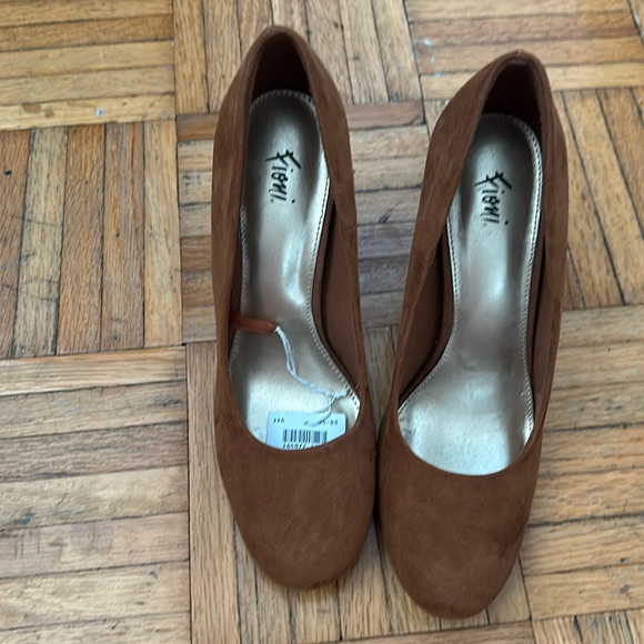 NWT Fioni Brown Camel Heels - Picture 2 of 2